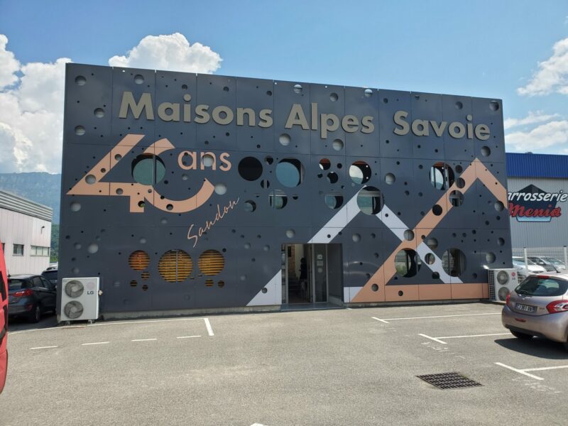 Maison Alpes Savoie / Adhésif sur la façade extérieur