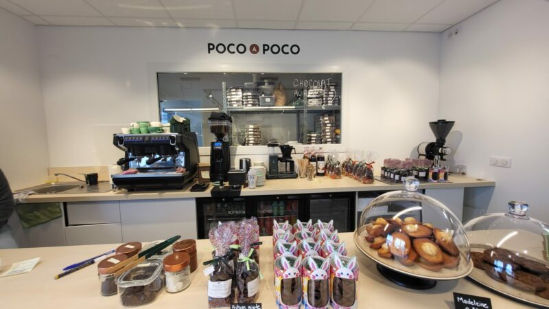 Effet Boomerang / Enseigne & Habillage d’espace – Poco A Poco