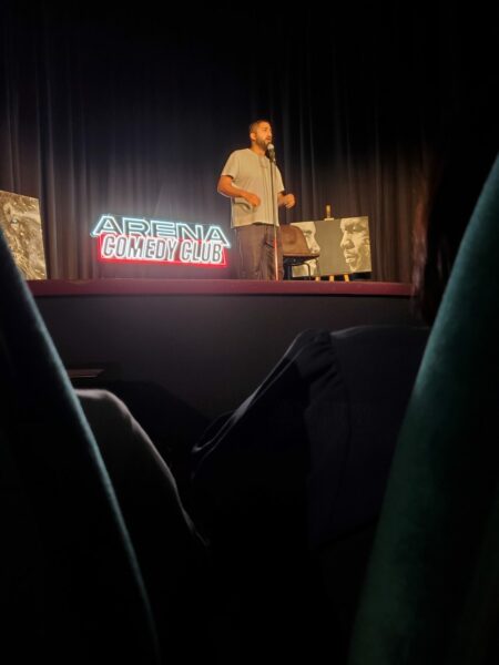 Arena Comedy Club enseigne lumineuse