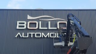 Intervention en hauteur signalétique avec nacelle pour pose d’enseigne en façade