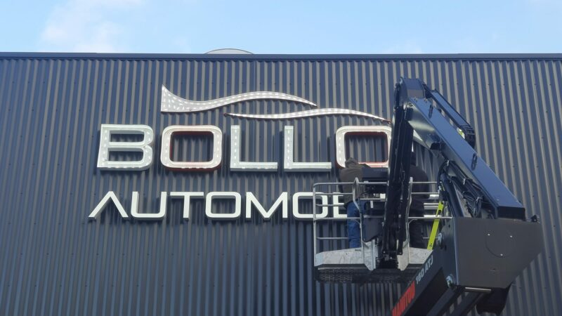 Intervention en hauteur signalétique avec nacelle pour pose d’enseigne en façade