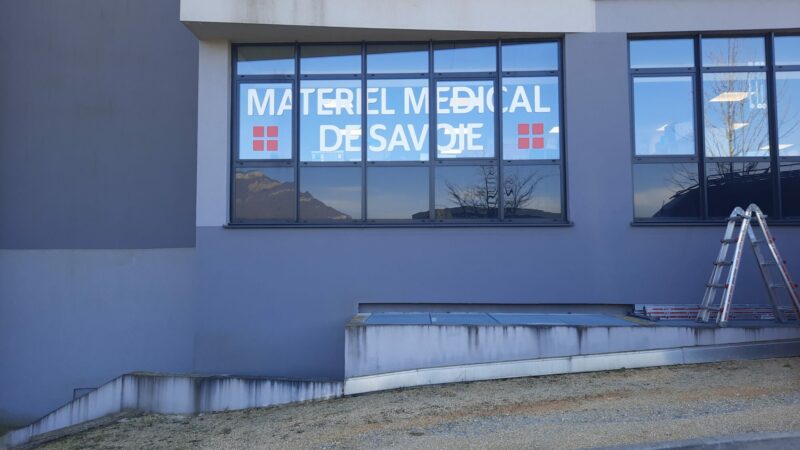 MArquage vitrine au Matériel Médical de Savoie