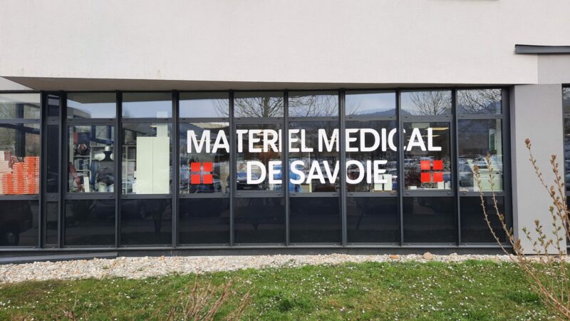 MArquage vitrine au Matériel Médical de Savoie